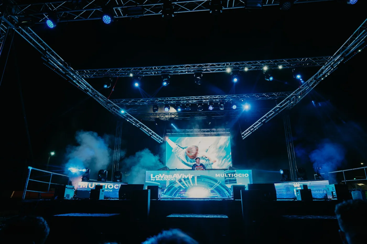 Escenario de LoVasAVivir iluminado en azul