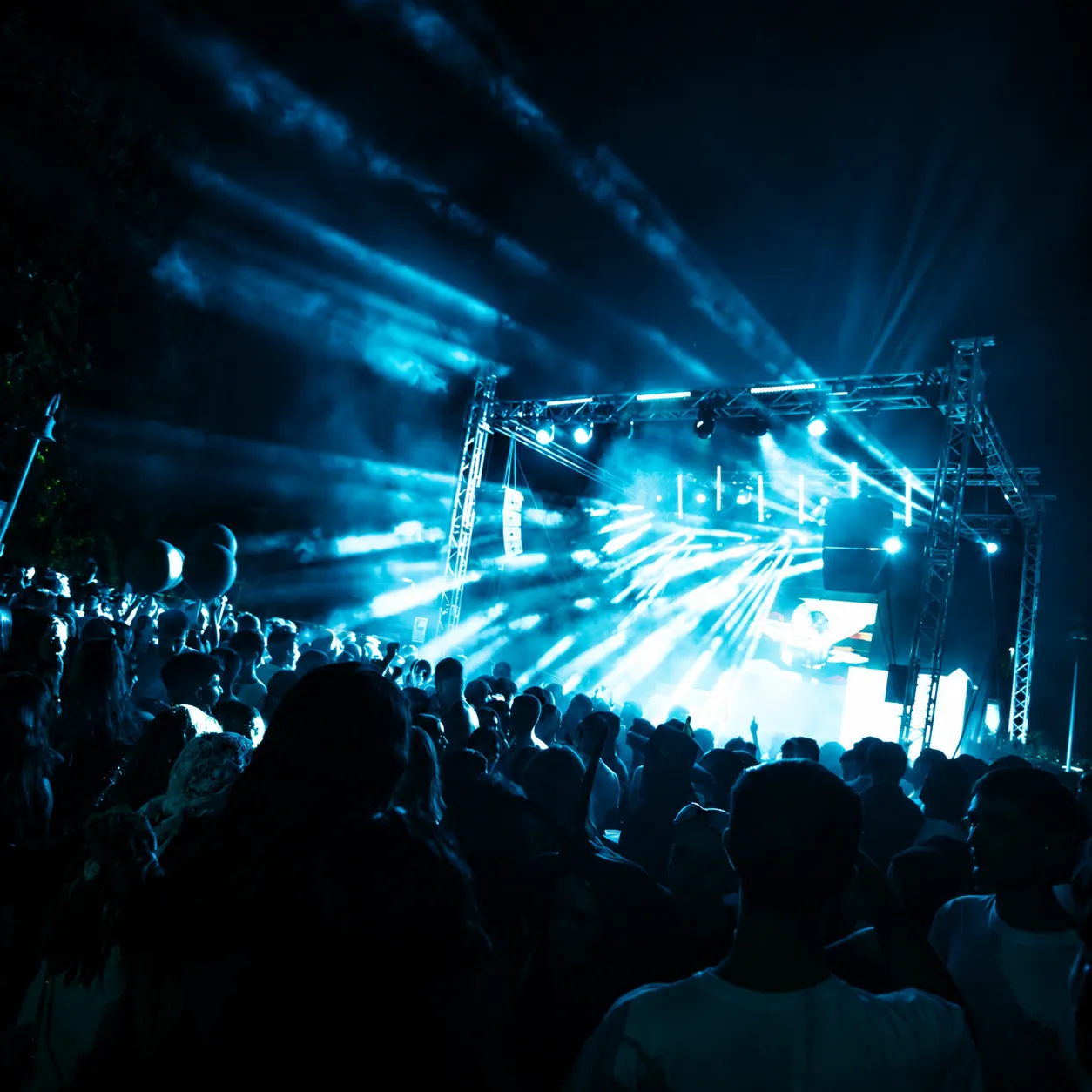 Escenario de Comuna 13 Urban Show con luces azules