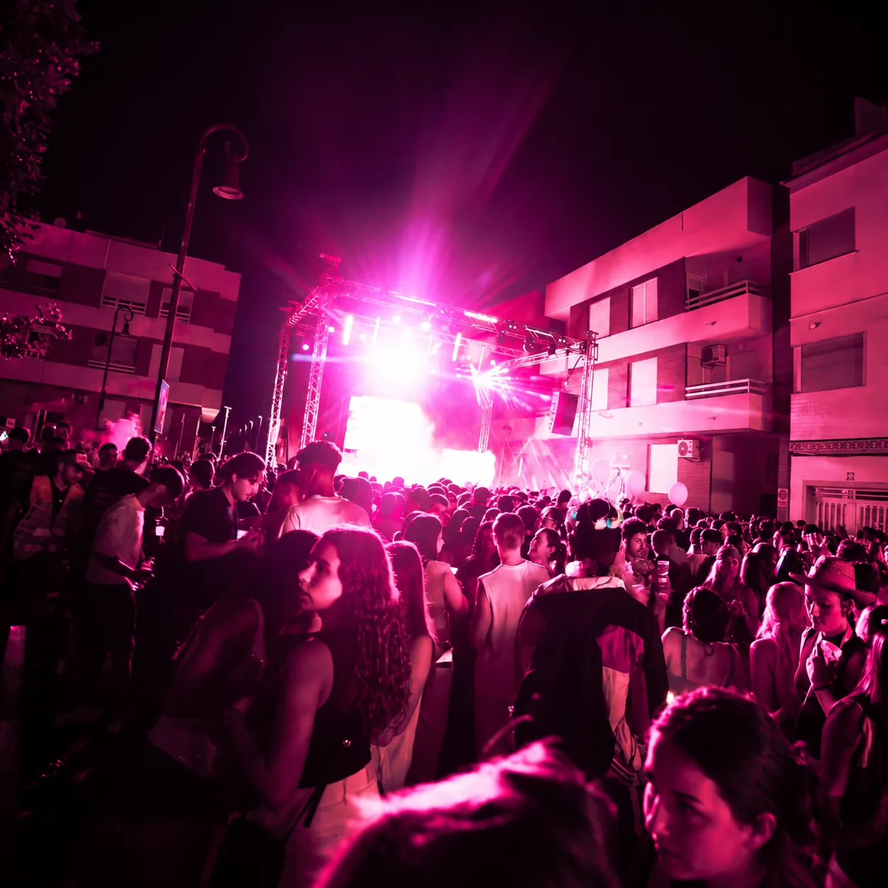 Escenario de Comuna 13 Urban Show con público en una plaza