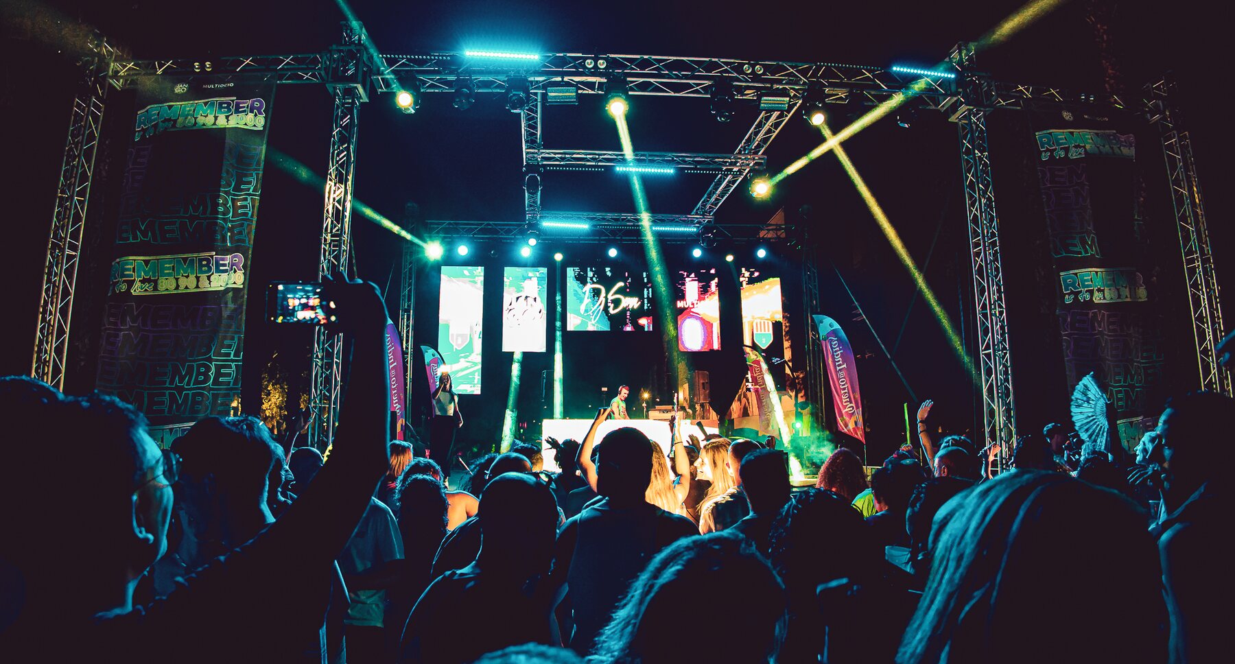 Discomóvil MACRO-DELUXE de Multiocio Valencia montada en un evento con truss, pantallas LED y láseres