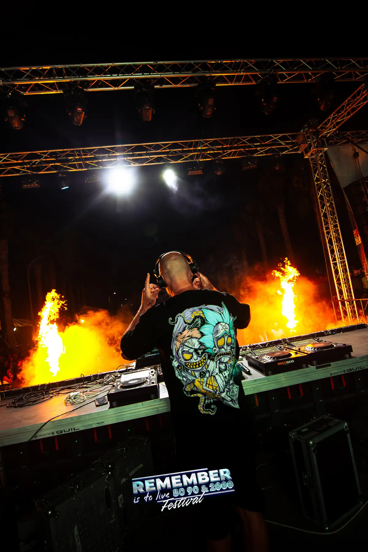 DJ en la cabina de Remember is to Live con efectos de fuego