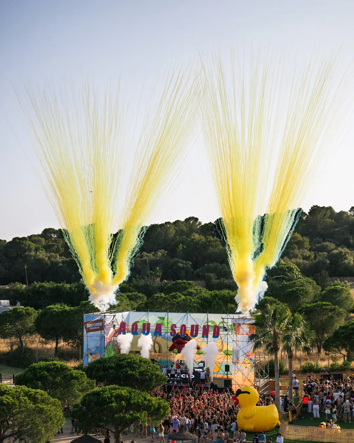 Cañones de confeti sobre el escenario de AquaSound Festival