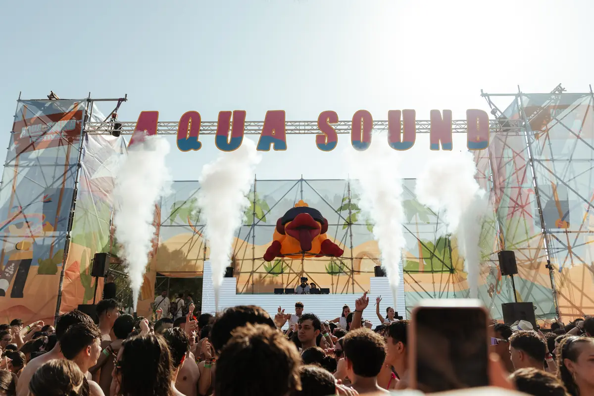 Escenario de AquaSound Festival con chorros de CO2