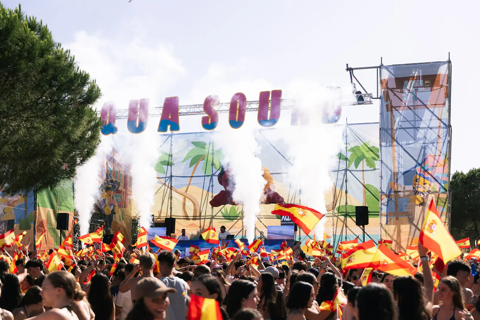 Escenario de AquaSound Festival con el público en Western Park, Magaluf