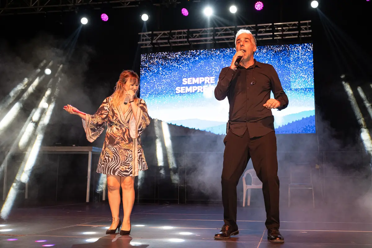 Musical en el escenario de las fiestas de Benifaió