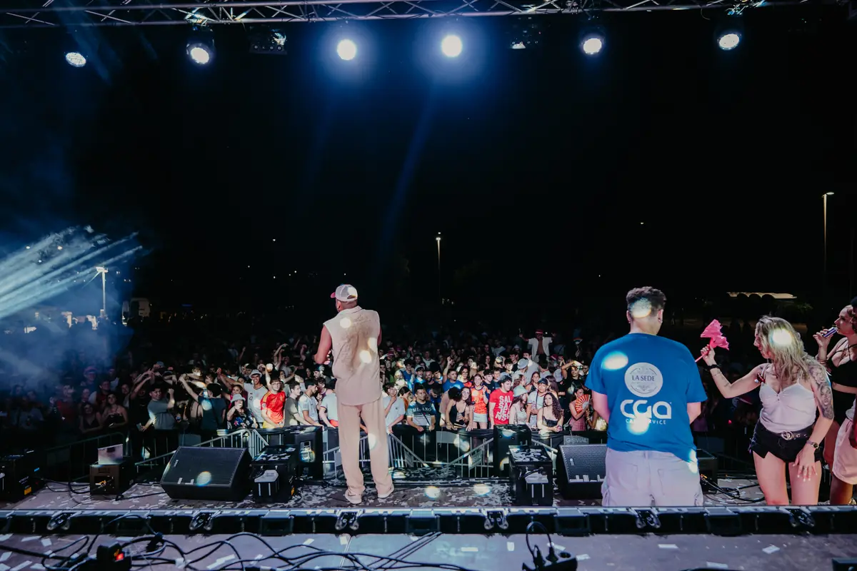 Público frente al escenario · Fiestas de Almussafes 2026