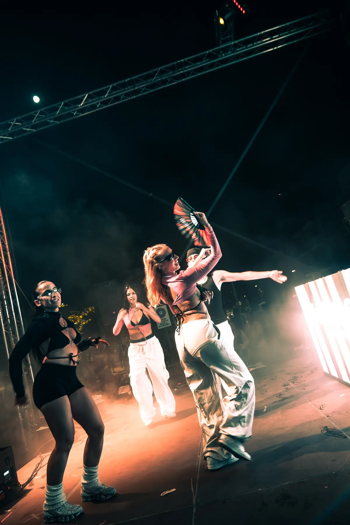 Bailarines de Comuna 13 Urban Show en Guadassuar