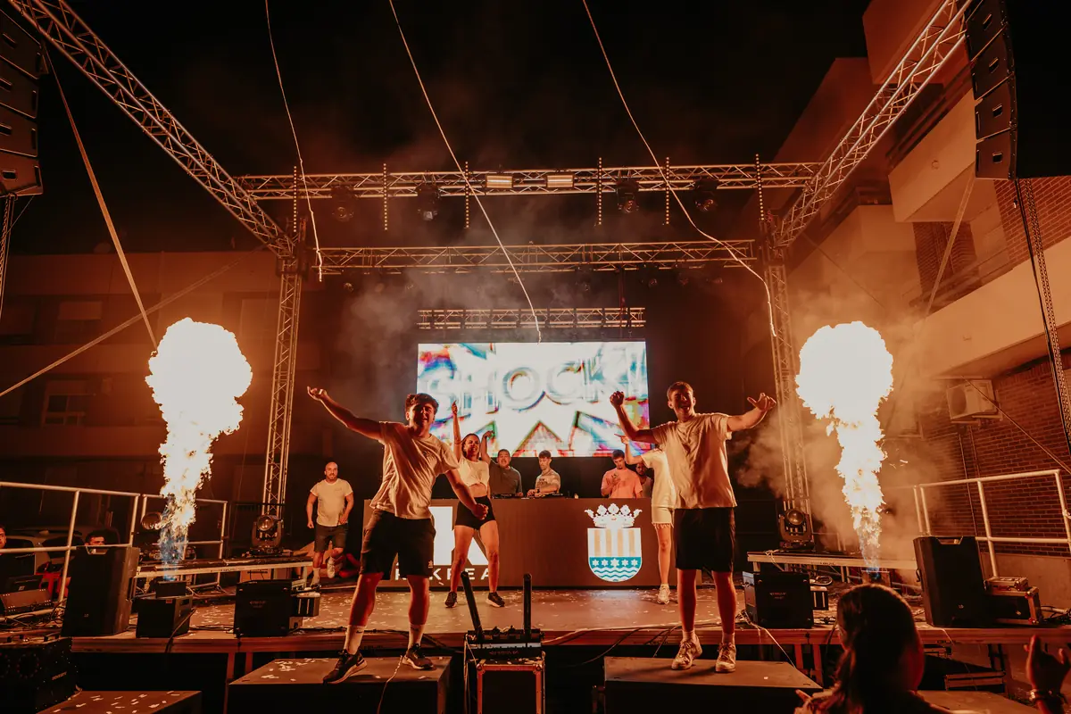 SHOCK on TOUR con efectos de fuego en Guadassuar