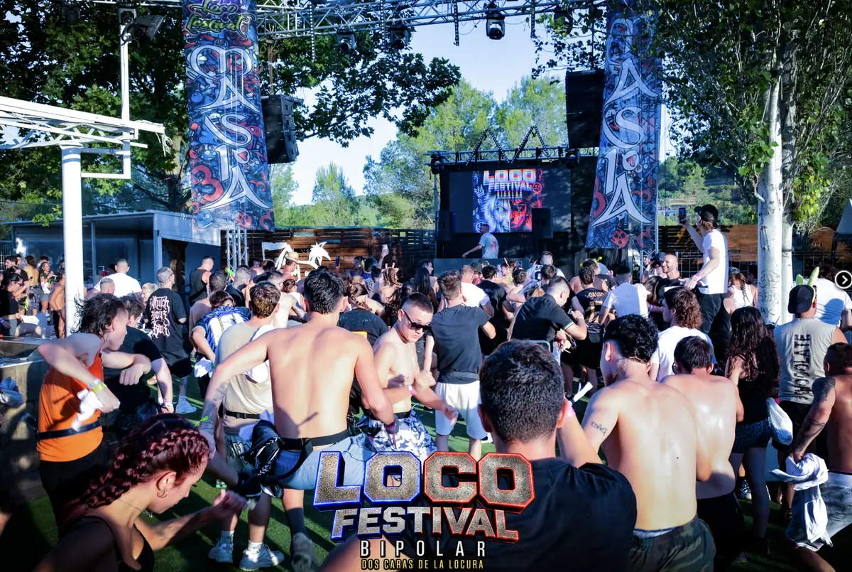 Público frente al Main Stage de día · Loco Festival Bipolar 2026
