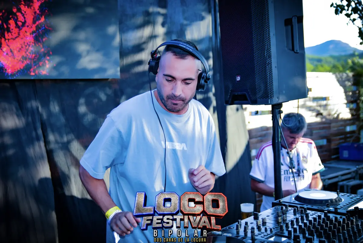 DJ en la cabina del Main Stage del Loco Festival