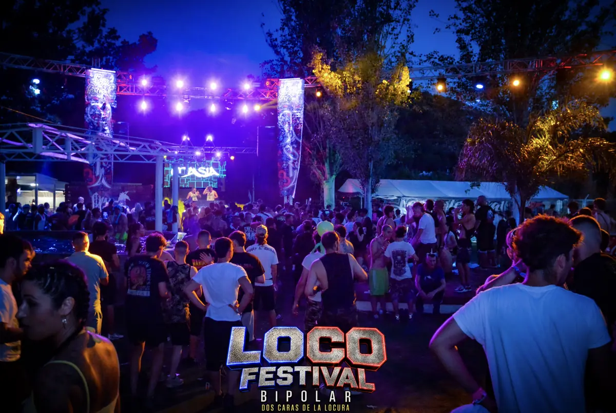 Main Stage del Loco Festival de noche con iluminación violeta