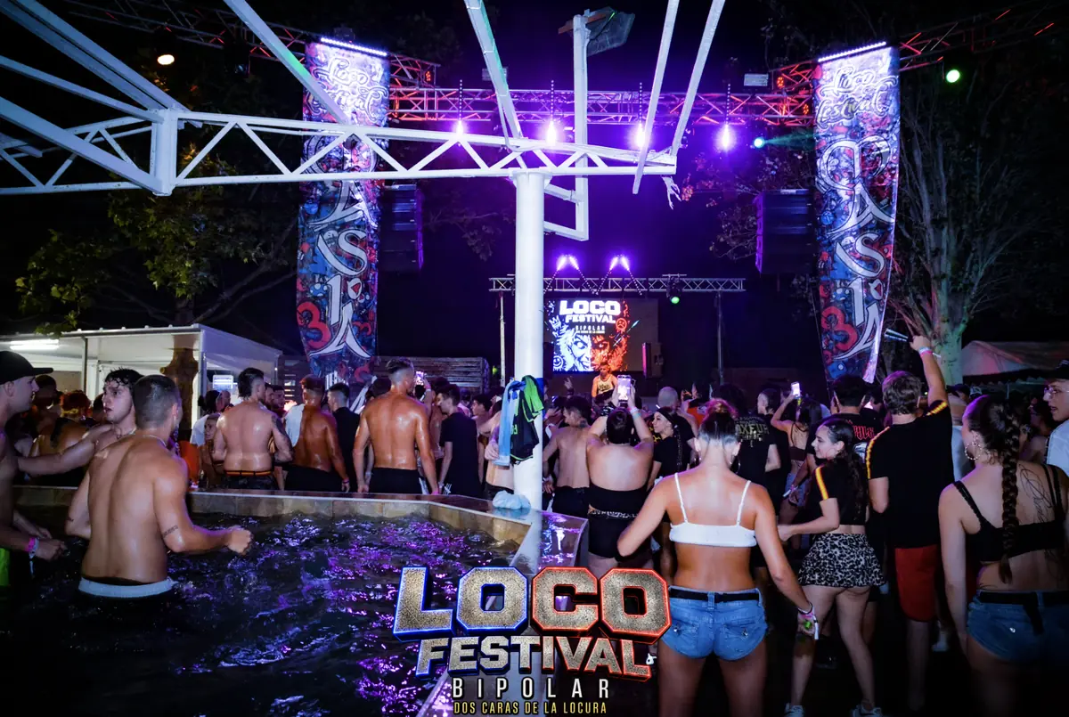 Público en el jardín de Masia junto a la piscina durante el Loco Festival