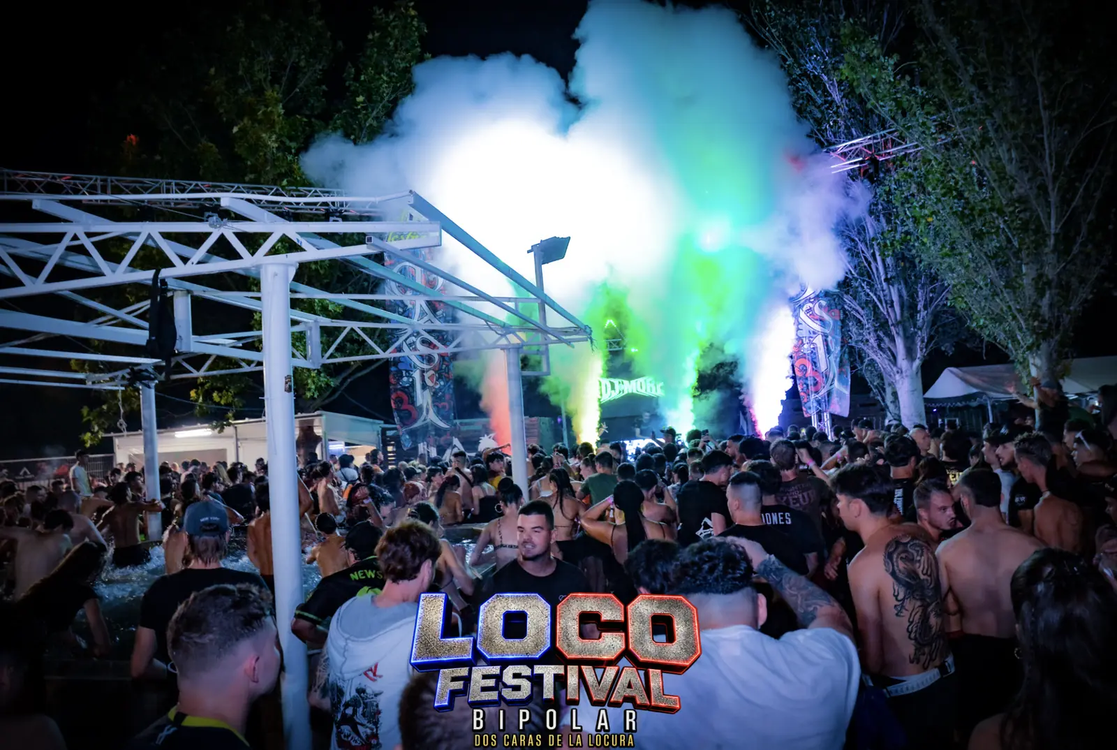 Main Stage del jardín de Masia con chorros de CO2 en el Loco Festival