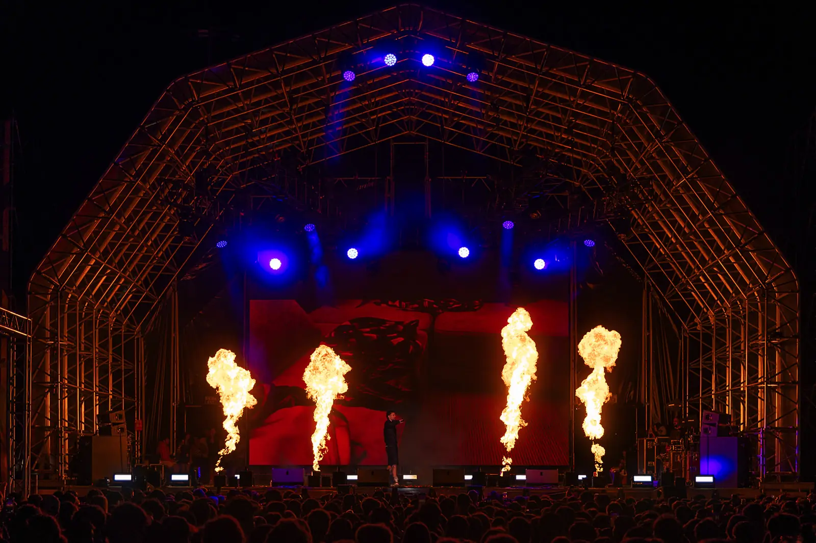 Escenario de un festival en Mallorca con efectos de fuego