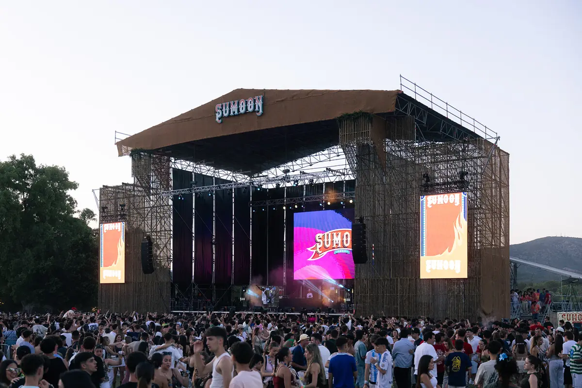 Escenario de Sumoon Fest de día con el público