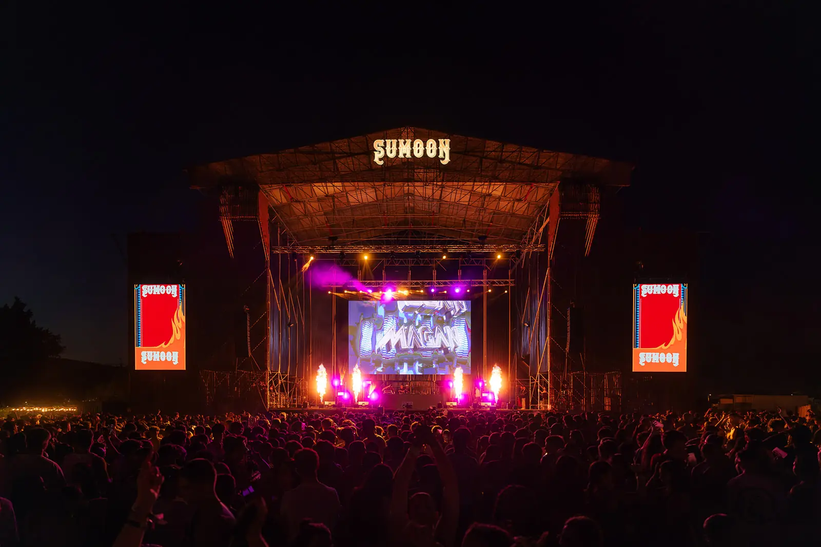 Escenario de Sumoon Fest de noche en Magaluf