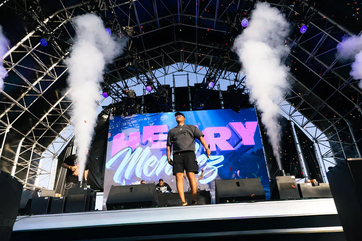Henry Méndez en el escenario de Sumoon Fest con chorros de CO2