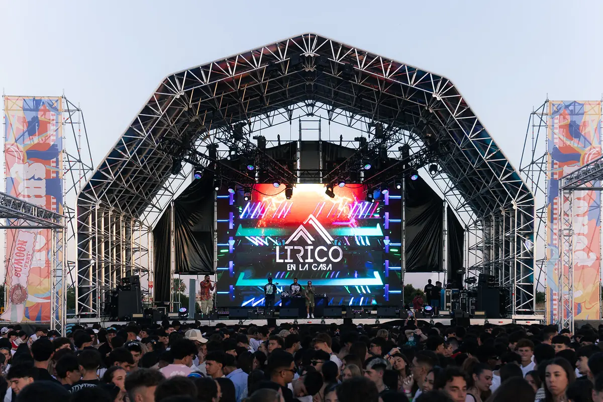 Escenario de Sumoon Fest con Lírico en la Casa en la pantalla
