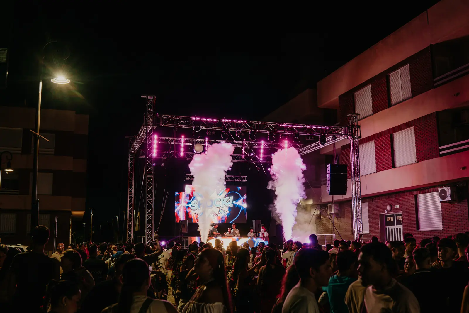 Escenario de Multiocio en la calle durante unas fiestas de la provincia de Valencia