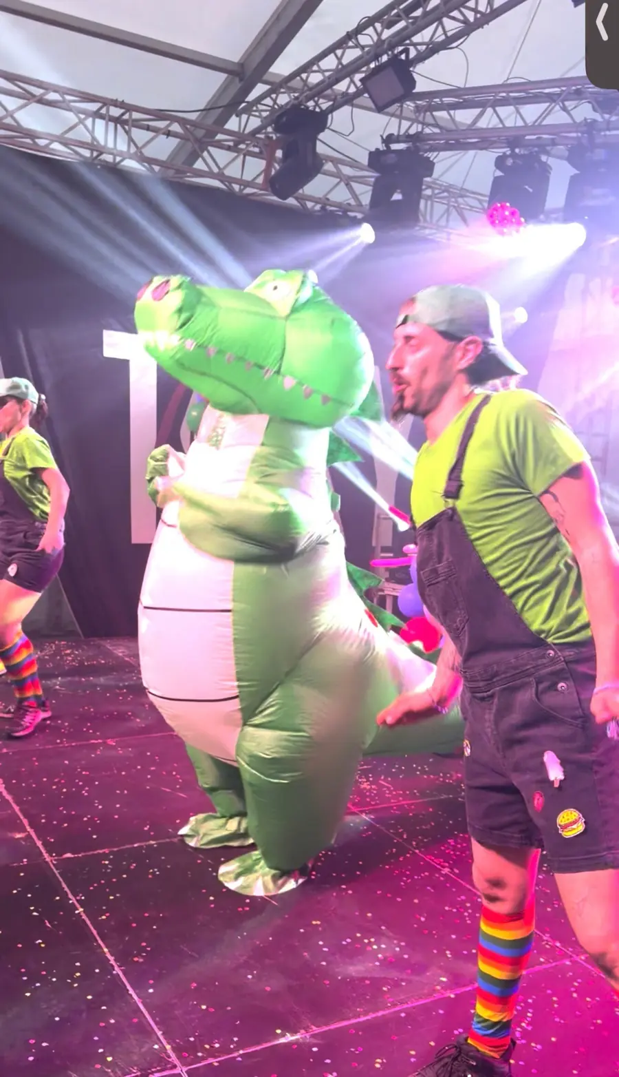Animador y personaje cocodrilo en Festival Kids