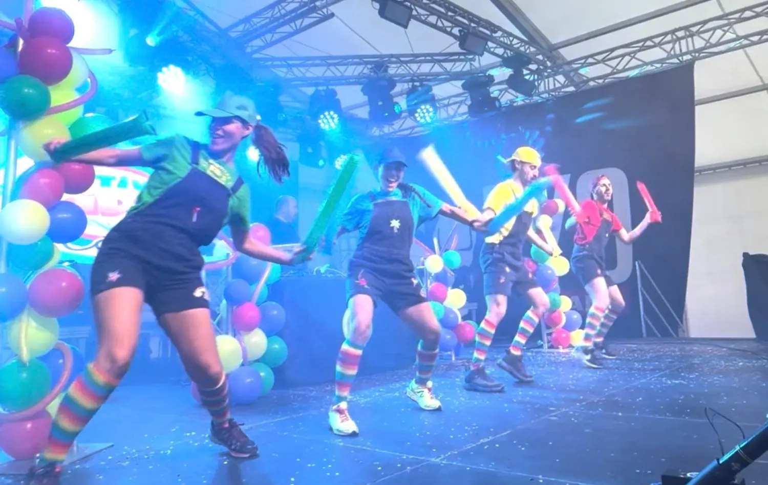 Animadores de Festival Kids bailando en el escenario de un show infantil
