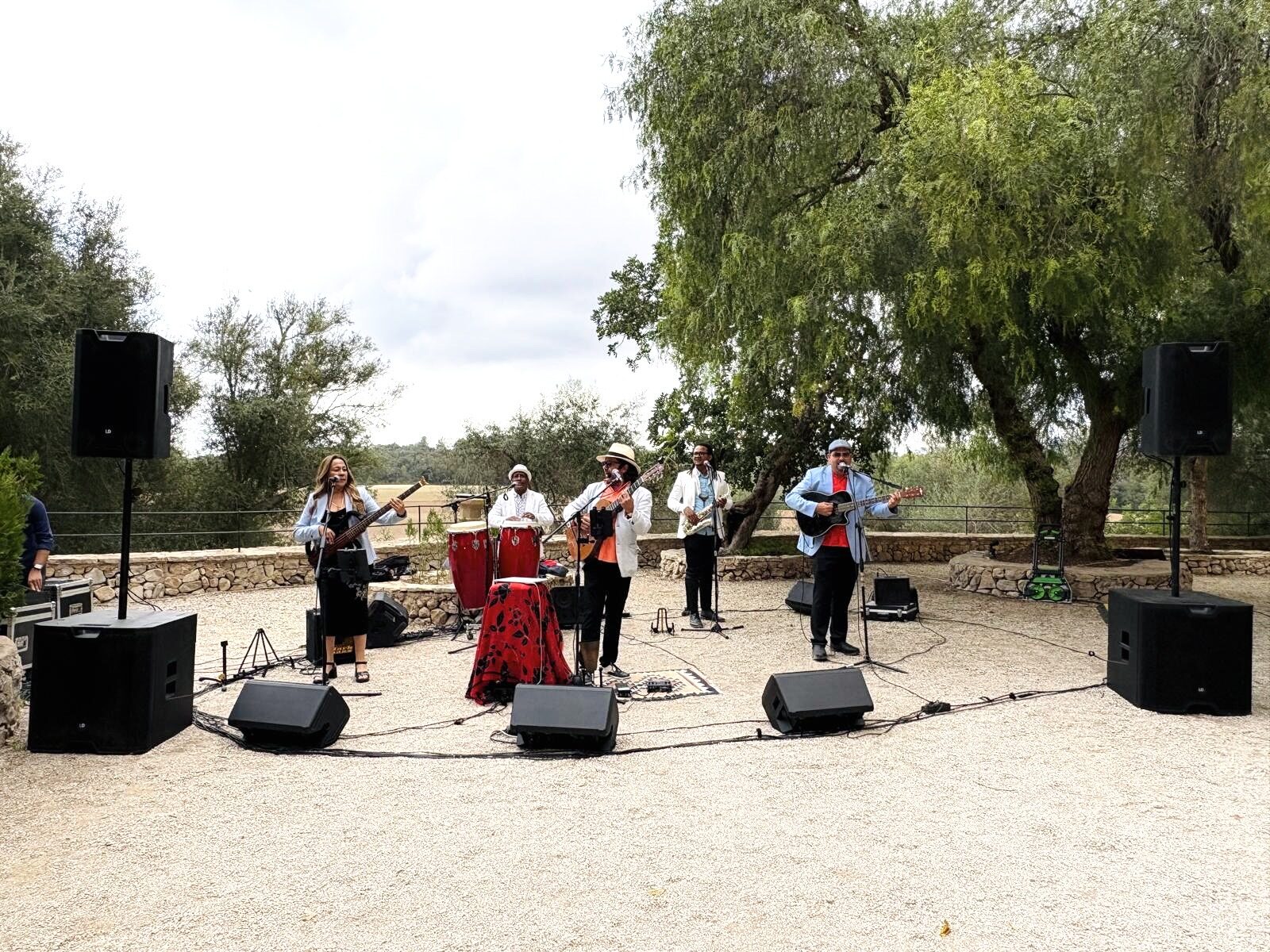 Grupo de música en directo en boda al aire libre Valencia