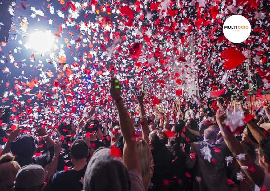 Máquina de confeti con público en fiesta Valencia Multiocio