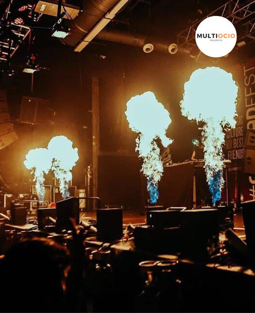 Máquinas de fuego con columnas de llamas en escenario Valencia Multiocio