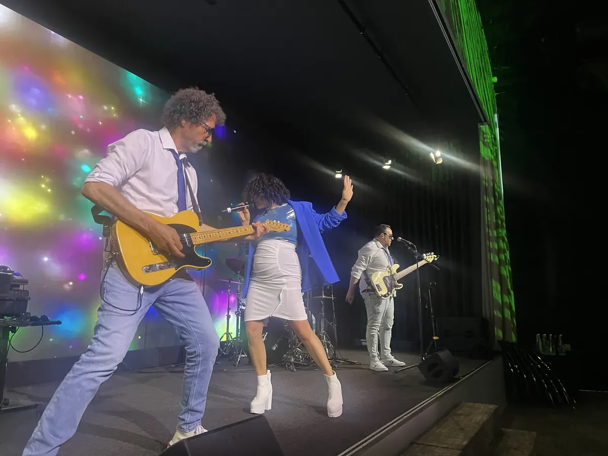 Orquesta Kalifornia tocando en una boda en el Pavillon Gabriel de París