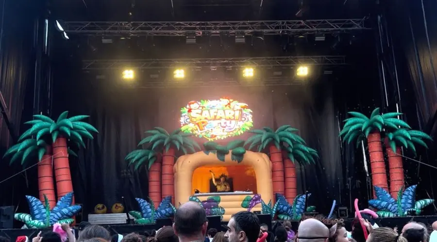 Escenario de Safari Party con palmeras hinchables y cabina central