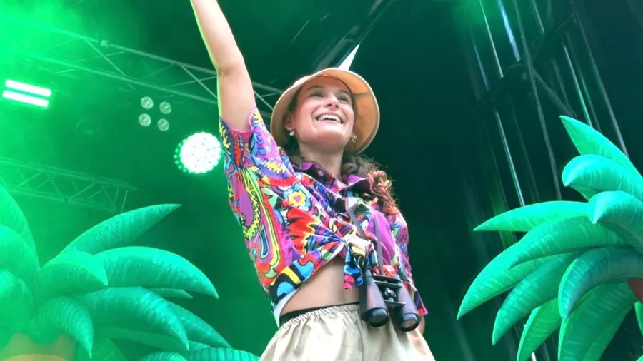 Exploradora del show infantil Safari Party en la selva