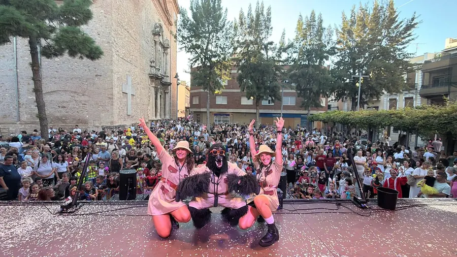 Exploradores y Gorila de Safari Party con el público