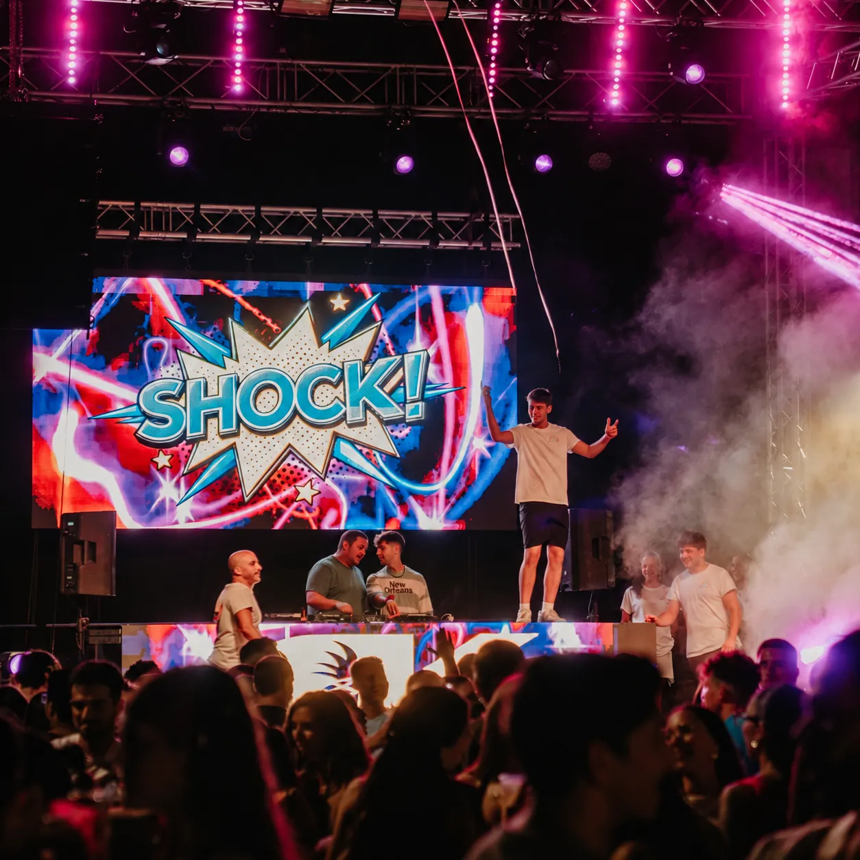 Escenario de SHOCK con la pantalla LED y los DJs