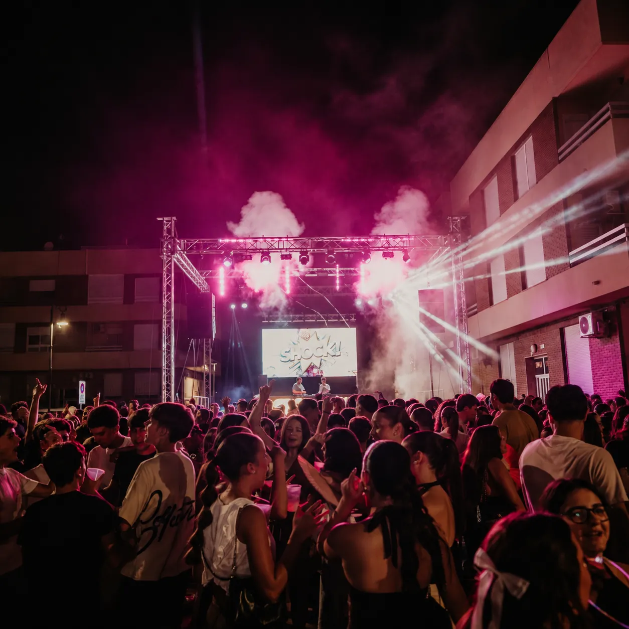 Público de SHOCK con efectos de humo y luces en una plaza de Valencia